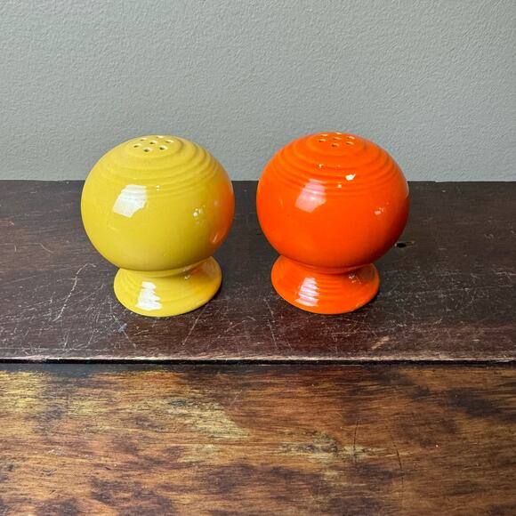 FiestaWare VTG 1950s Yellow & Red (Orange) Round Ball Salt & Pepper Shakers - Picture 4 of 10